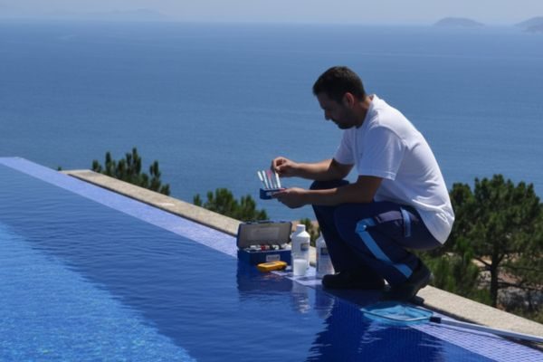 mantenimiento-piscinas-vigo-operario-control-agua